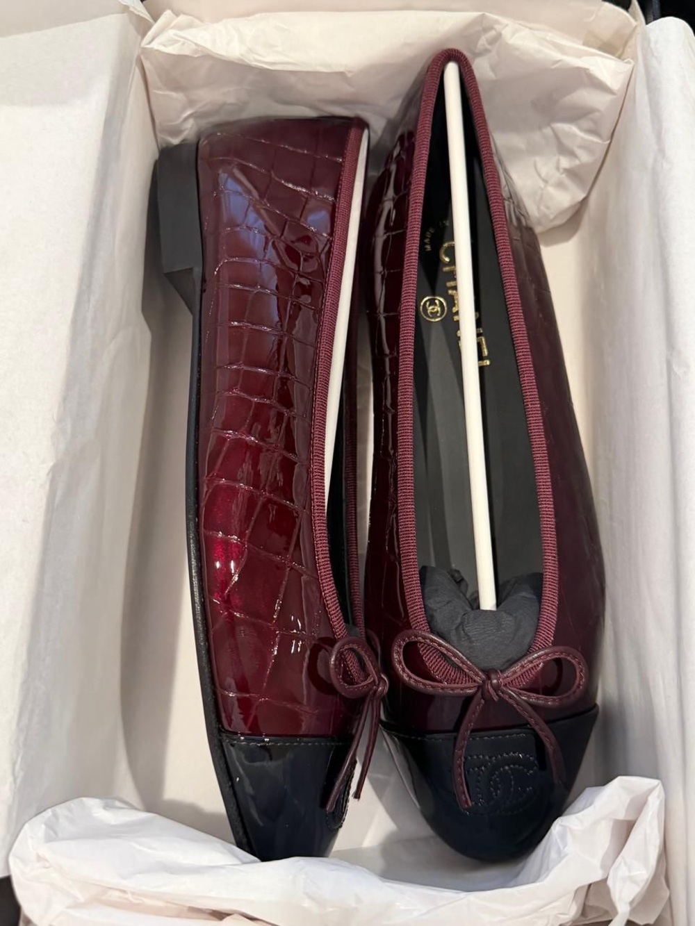 CHANEL 26A Burgundy Croc Embossed Patent Leather Ballet Flats CC Matthieu Blazy